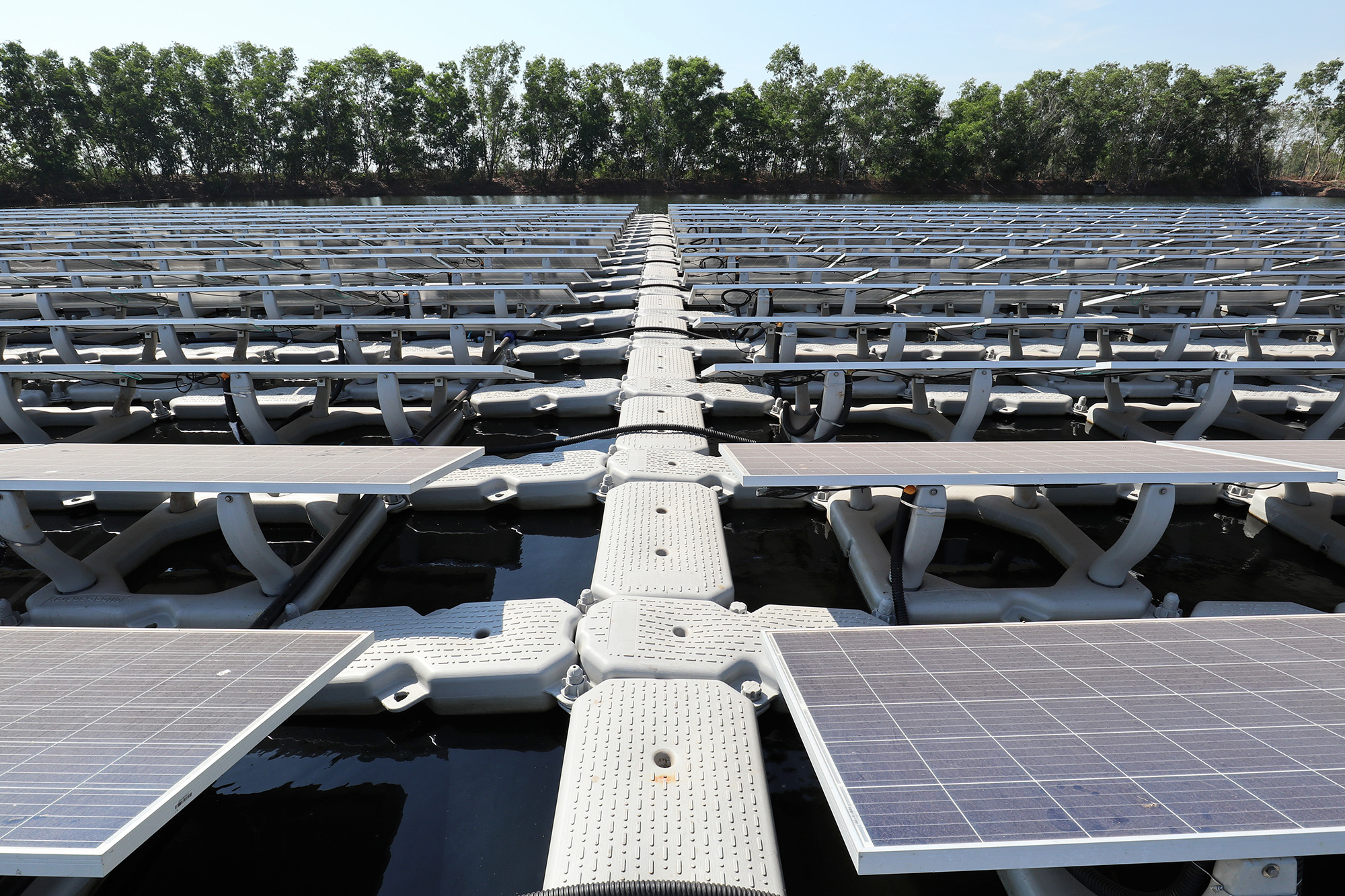 instalaciones fotovoltaicas flotantes en espacios artificiales